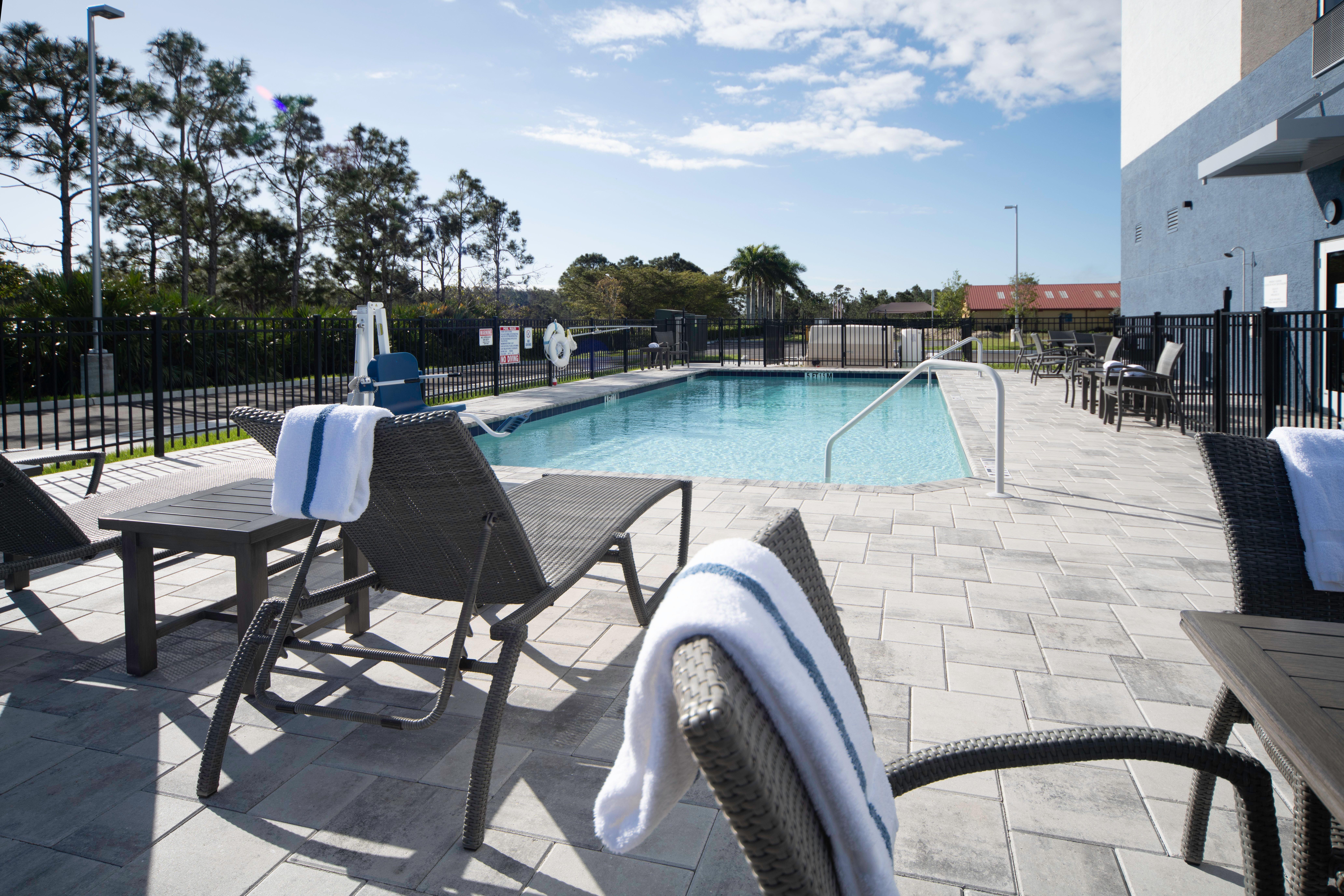 Holiday Inn Express & Suites - Fort Myers Airport By Ihg Exterior foto